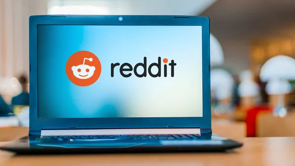 logotipo do Reddit em um laptop