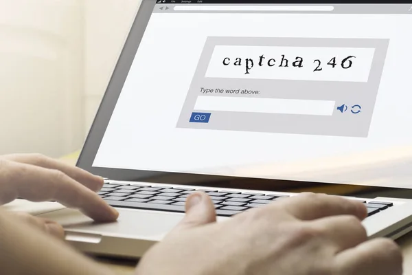 Изображение, показывающее человека, решающего CAPTCHA