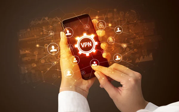 Usuário usando uma VPN em um celular