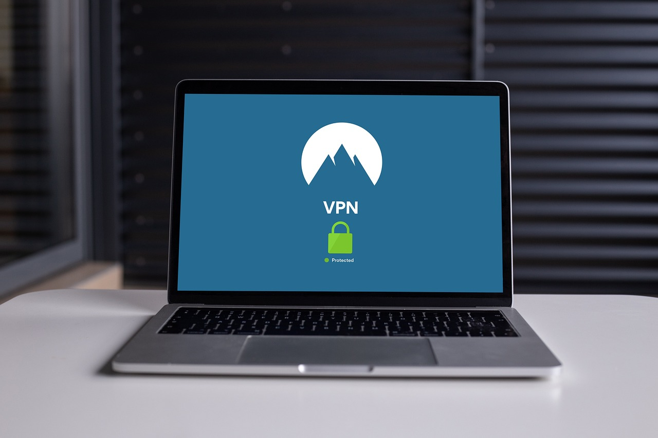 Um laptop mostrando uma VPN