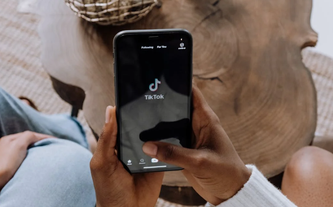Uma pessoa abrindo o aplicativo TikTok